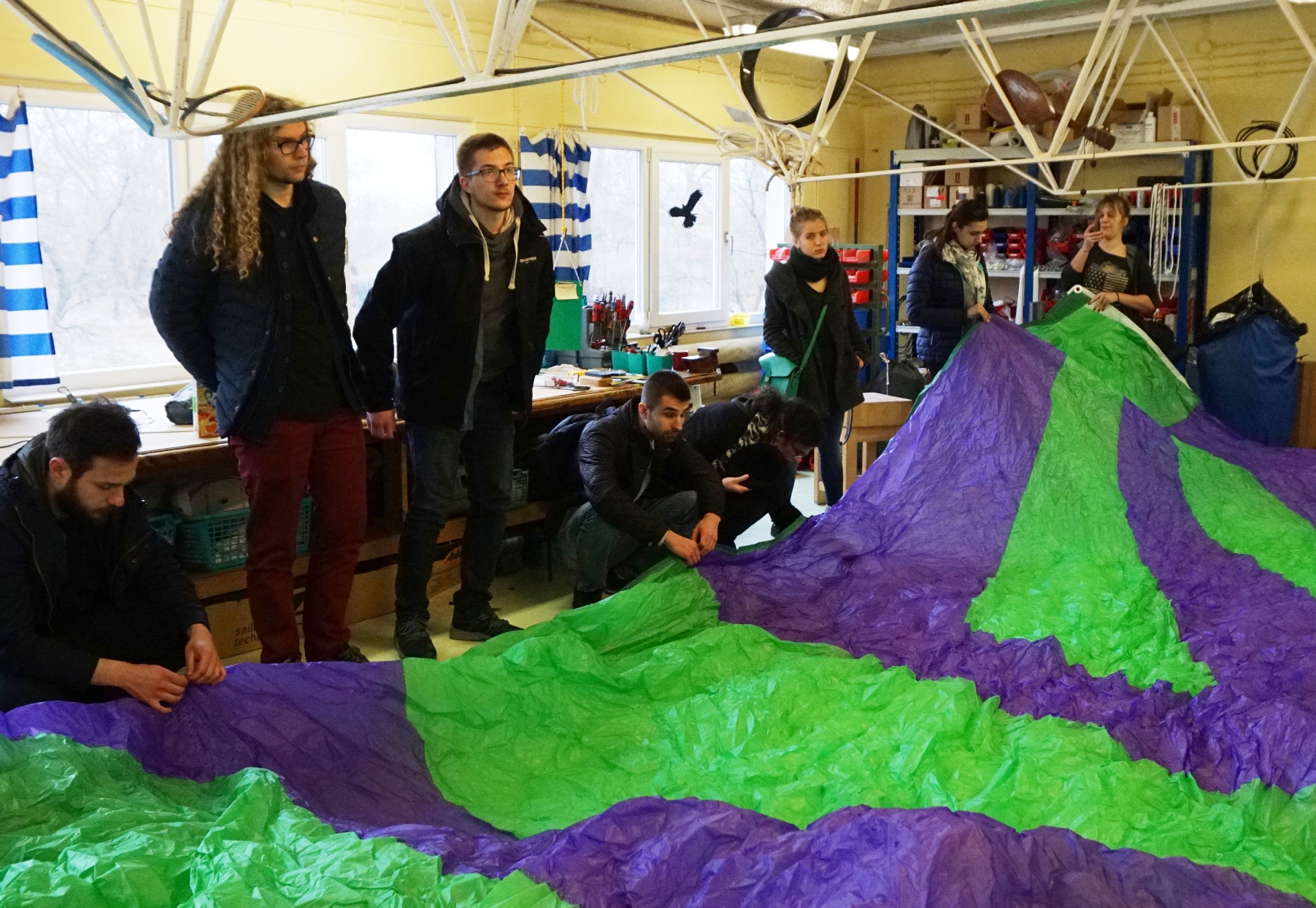 Studenci na zajeciach praktyczne projektowanie żagli jachtów morskich